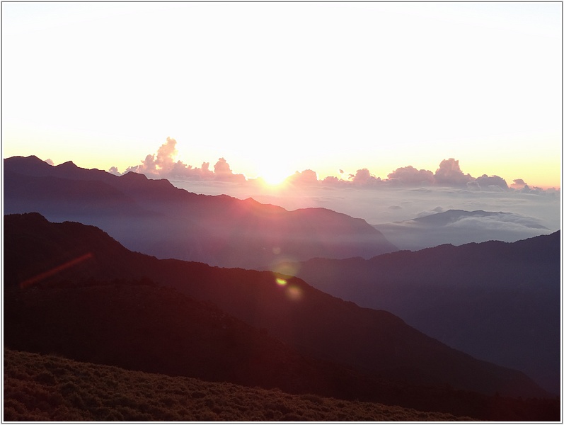 2014-07-15 05-10-21南雙頭山前大草坡看日出.JPG